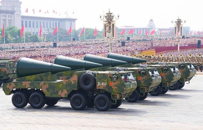 致敬强国荣光，汲取奋进力量：万搏体育平台计算机全员同看九三阅兵，铭记抗战胜利80周年